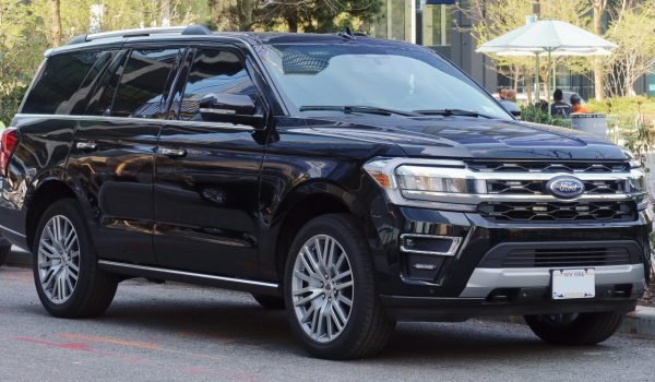 2022_Ford_Expedition_Platinum_unmarked_unit,_front_4.14.23